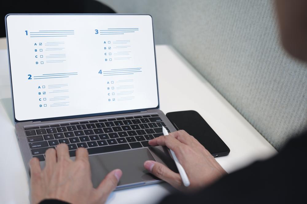 Jak vydělat peníze klikáním? Spíše přivydělat, ani solidní firmy za vyplněníní dotazníku nenabízejí více než několik desítek korun.