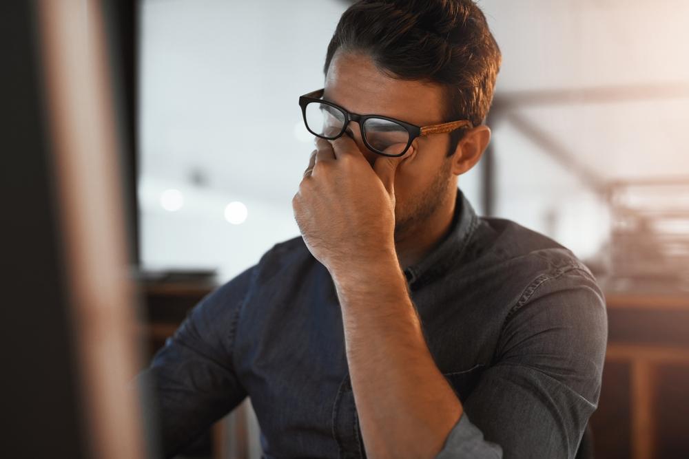 Ačkoliv online práce může vypadat jako snadný zdroj obživy, opak je mnohdy pravdou. Zejména jako vedlejší úvazek navíc k hlavnímu může mít vážné zdravotní následky.
